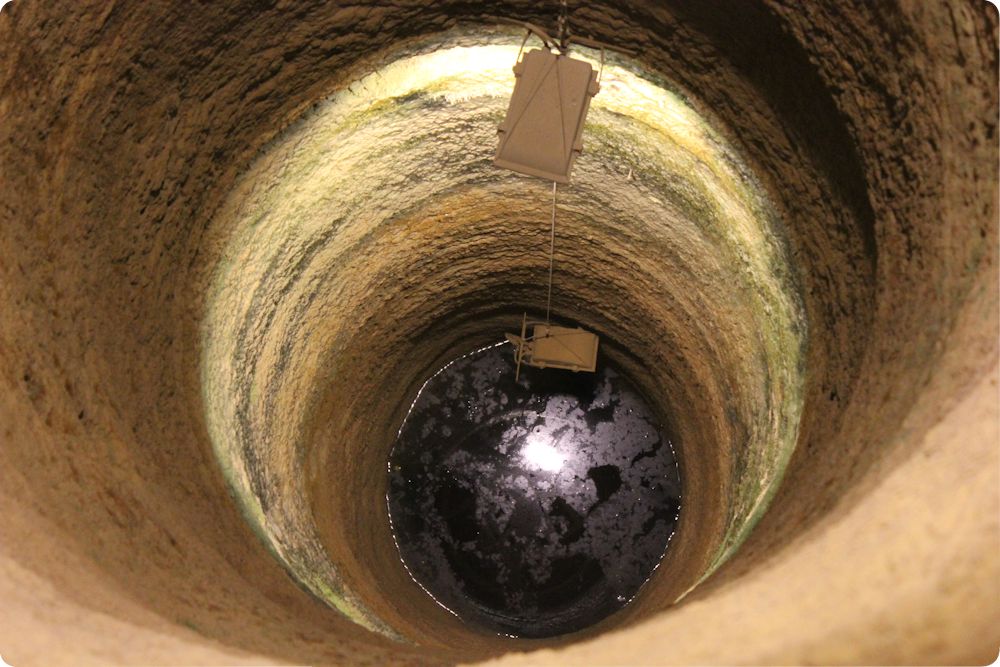 Callejón de acceso a la cueva del toro